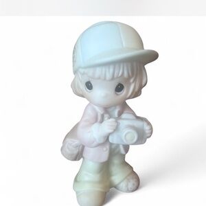 Precious Moments ‘Focus on the Precious Moments’ figurine -1998